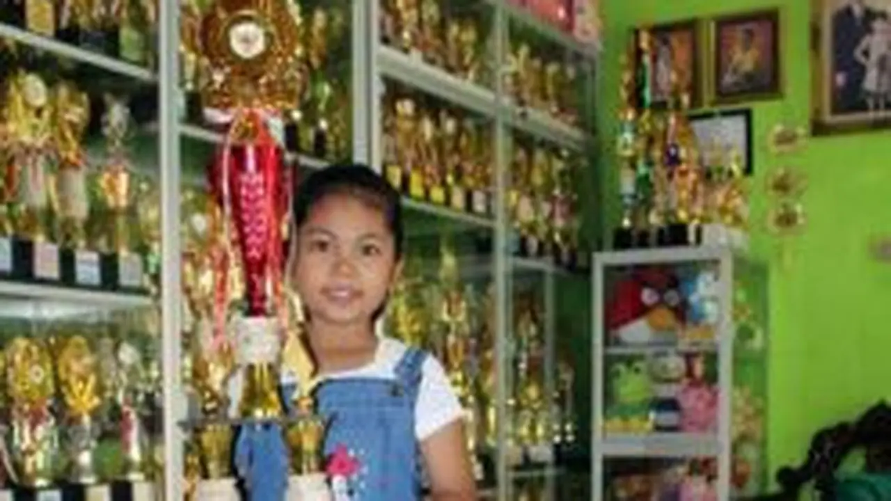 bocah 10 tahun miliki 700 piala