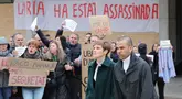 Pemain Brasil Dani Alves (kanan) bersama pengacaranya Ines Guardiola berjalan dari penjara Brians 2 di San Esteban Sasroviras, Barcelona, ​​​​​​Spanyol, 25 Maret 2024. Alves dibebaskan dari penjara setelah membayar uang jaminan 1 juta euro kepada Barcelona Pengadilan.  (AFP/Louis Gene)