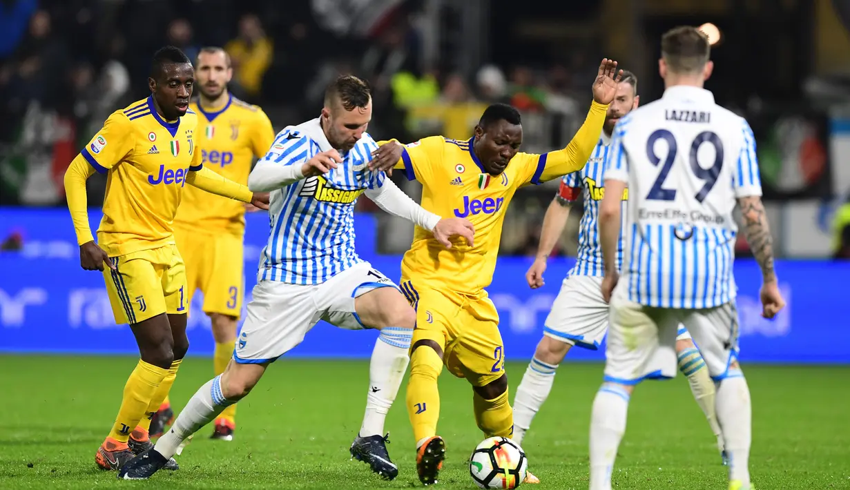 Gelandang Juventus, Kwadwo Asamoah berebut bola dengan gelandang SPAL, Jasmin Kurtic pada laga Serie A Italia di Stadion Paolo Mazza, Ferrara, Sabtu (17/3/2018). SPAL bermain imbang 0-0 dengan Juventus. (AFP/Miguel Medina)