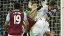 Pemain Crystal Palace, Damien Delaney, terkena kaki pemain Aston Villa pada laga Liga Premier Inggris di Stadion Villa Park, Inggris, Selasa (12/1/2016). Aston Villa berhasil menang 1-0. (Reuters/Andrew Boyers)