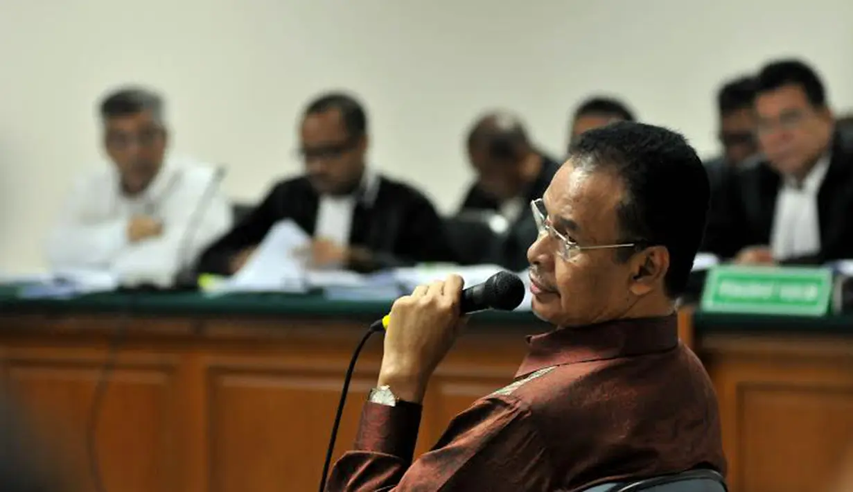  Sidang yang memanas saat Bupati Gunung Mas, Hambit Bintih bersaksi. Akil sempat naik pitam karena pernyataan Hambit Bintih (Liputan6.com/Johan Tallo)