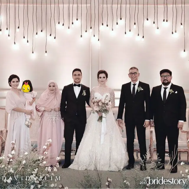 Jarang Tersorot, Ini 6 Potret Kebersamaan Hamish Daud dan Ayah Mertua