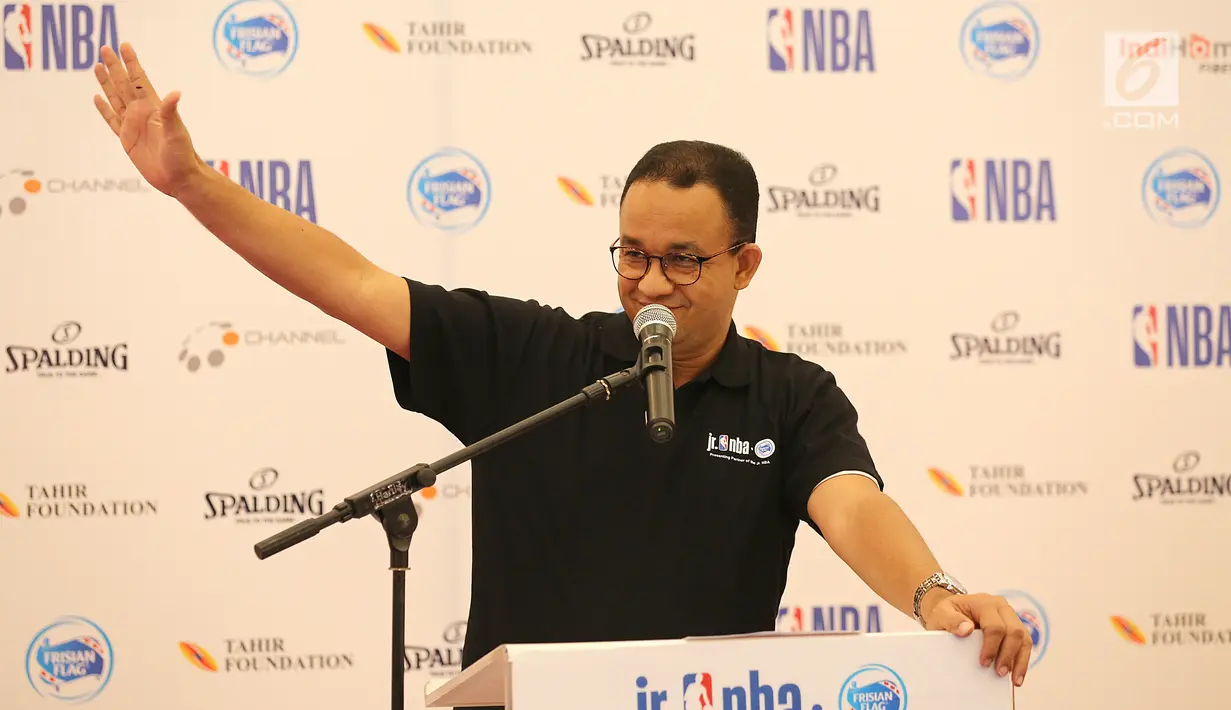 Gubernur DKI Jakarta Anies Baswedan, memberikan sambutan pada puncak acara National Training Camp di Pluit Village Mall, Jakarta, Minggu (29/7). Sebanyak 16 anak terpilih sebagai Jr NBA Indonesia All-Star 2018. (Liputan6.com/Fery Pradolo)