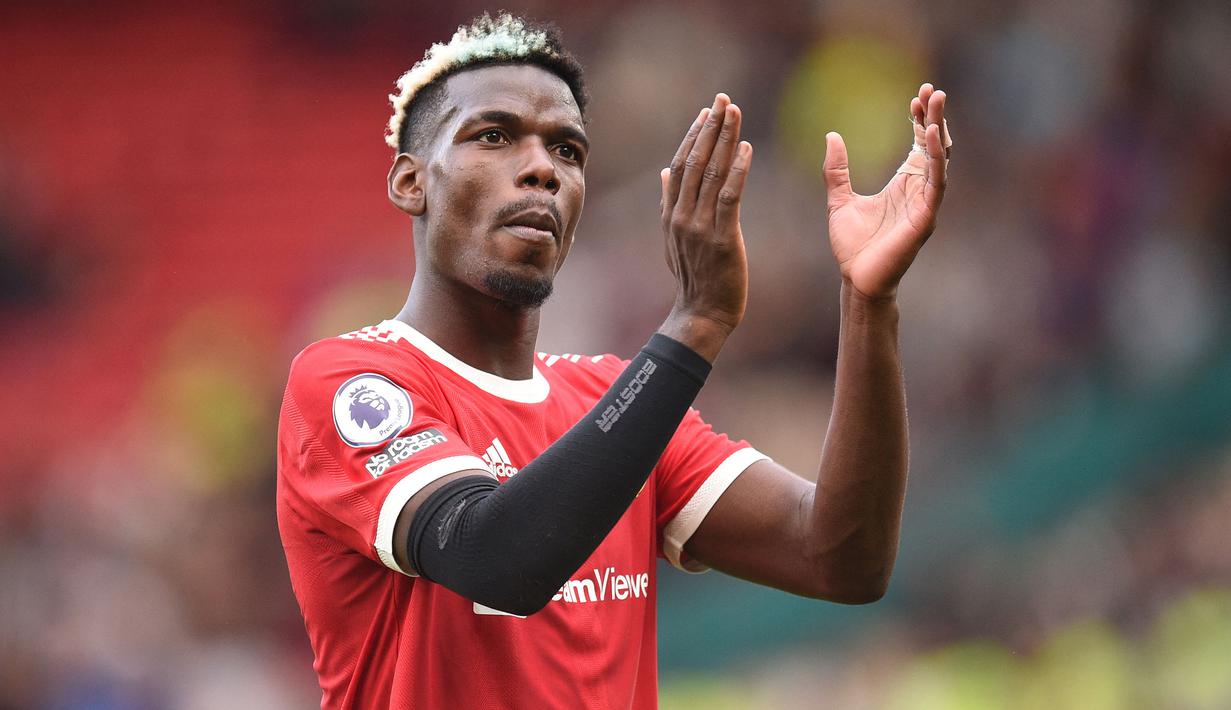Paul Pogba - Hingga saat ini bintang Timnas Prancis itu belum mau memperpanjang kontrak di Old Trafford. Menurut berbagai sumber, Pogba sudah tak betah di Liga Inggris dan kumungkinan akan bergabung ke PSG, Real Madrid hingga kembali ke Juventus. (AFP/Oli Scarff)