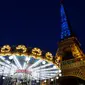 Sebuah foto menunjukkan Menara Eiffel di Paris diterangi dengan warna bendera nasional Ukraina, pada 9 Mei 2022. Memperingati Hari Eropa, Menara Eiffel memproyeksikan bendera Ukraina sebagai solidaritas untuk rakyat Ukraina di tengah invasi Rusia. (Ludovic MARIN / AFP)