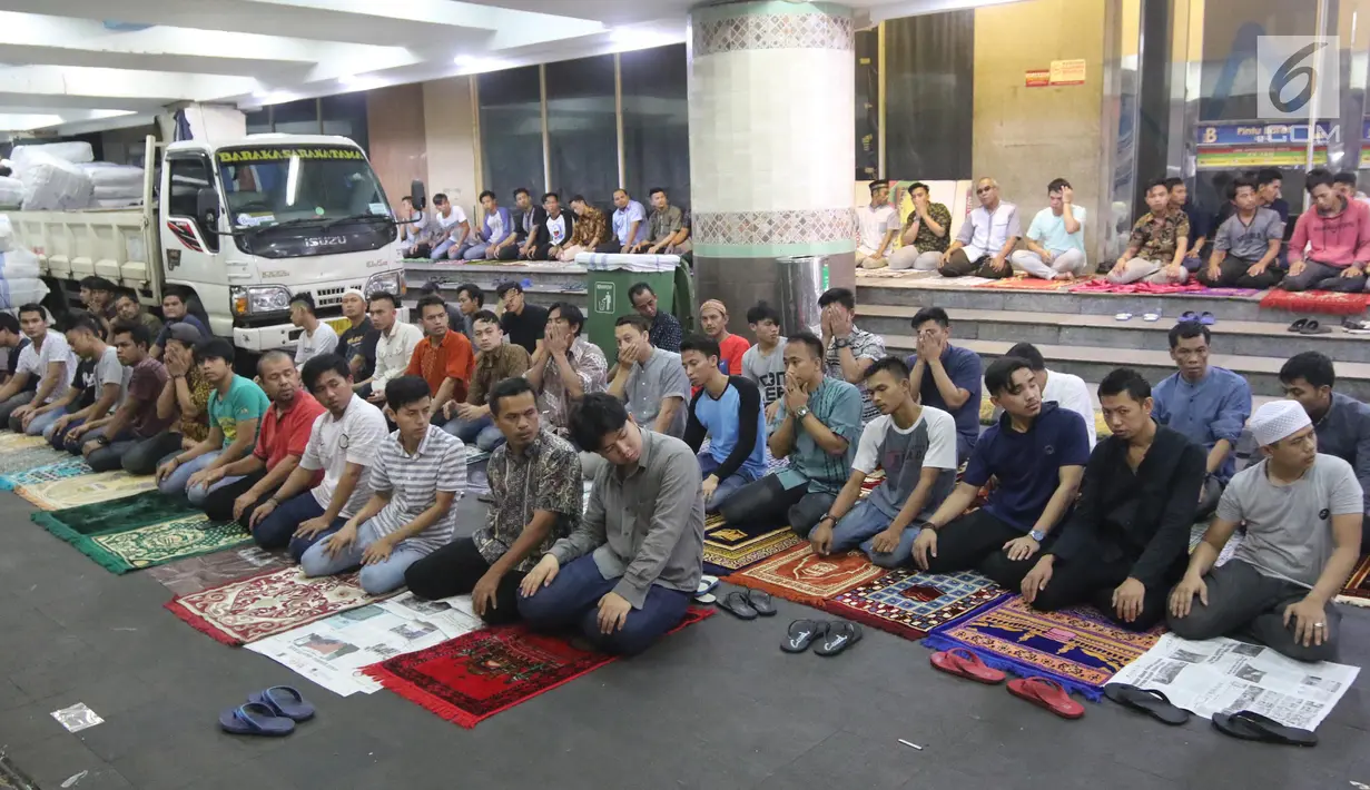 Umat muslim melaksanakan salat jumat pada bulan Ramadan di selasar Pasar Tanah Abang, Jakarta, Jumat (25/5). Fasilitas tempat salat yang tersedia tidak sebanding dengan jumlah pengunjung dan pedagang pasar Tanah Abang. (Liputan6.com/Arya Manggala)
