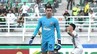 Kiper Borneo FC, Nadeo Argawinata, saat tampil dalam laga pekan ke-11 BRI Liga 1 2023/2024 menghadapi Persebaya Surabaya di Stadion Gelora Bung Tomo (GBT), Surabaya, Minggu (3/9/2023). (Bola.com/Aditya Wany)