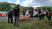 Warga negara China berinisial HS (48) ditemukan tewas gantung diri di pohon Jalan C1 Bandara Soekarno-Hatta, Tangerang, Kamis (24/4/2025). (Liputan6.com/Pramita Tristiawati)