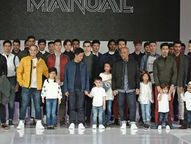 Sejumlah model dan artis berpose usai berjalan diatas catwalk dalam pagelaran Jakarta Fashion Week 2018 di Senayan City, Jakarta, Rabu (25/10). (Liputan6.com/Herman Zakharia)