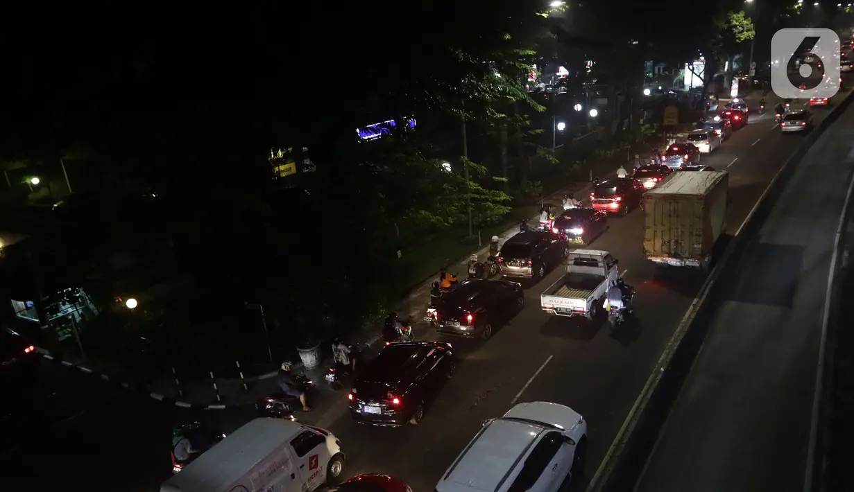 Sejumlah kendaraan antre untuk mengisi bahan bakar minyak (BBM) di SPBU Jalan MT Haryono, Jakarta, Kamis (31/3/2022). Harga BBM jenis Pertamax naik dari Rp 9.000 menjadi Rp 12.500 mulai 1 April 2022 pukul 00.00. (Liputan6.com/Helmi Fithriansyah)
