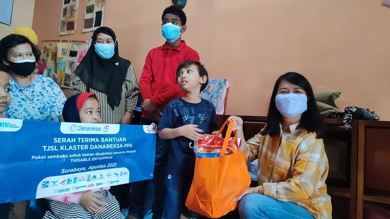 PT Sier menyerahkan bantuan untuk disabilitas. (Dian Kurniawan/Liputan6.com)