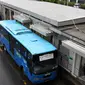 Bus APTB menaikan penumpang di halte BNN Transjakarta, Cawang, Jakarta, Senin (23/5/2016). Dishubtrans DKI Jakarta akan berlakukan larangan APTB beroperasi di jalur Transjakarta mulai 1 Juni mendatang. (Liputan6.com/Yoppy Renato)