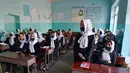 Anak perempuan mengikuti kegiatan pembelajaran di Kabul, Rabu (23/3/2022). Pembukaan kembali sekolah menengah untuk anak perempuan di seluruh Afghanistan memicu kegembiraan dan ketakutan di antara puluhan ribu siswa yang kehilangan pendidikan sejak Taliban kembali berkuasa. (Ahmad SAHEL ARMAN/AFP)