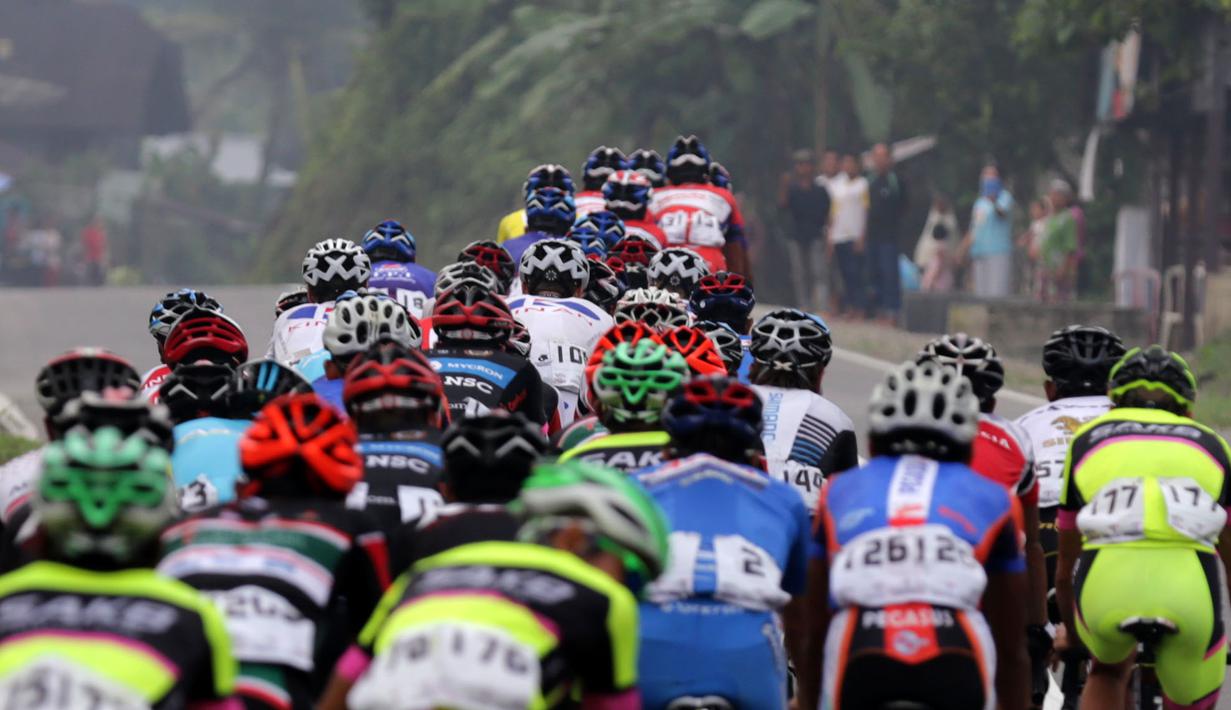 Aksi para pebalap dalam Etape 7 Tour de Singkarak 2015 antara Pasaman-Pasaman Barat, Jumat (9/10/2015). (Bola.com/Arief Bagus)