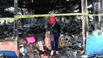 Pedagang mencari sisa barang dagangan usai kebakaran melanda Pasar Blok A Kebayoran Baru, Jakarta Selatan, Rabu (6/3). Diperkirakan sebanyak 414 unit kios hangus terbakar. (merdeka.com/Arie Basuki)