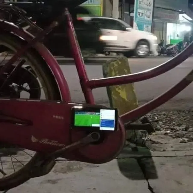 8 Aksi Nyeleneh Orang Enggak Punya Tripod saat Pakai Gadget Ini Kocak