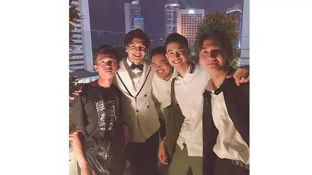 Sudah Bebas, Ini 7 Potret Terbaru Jefri Nichol Hadiri Gala Premier Habibie & Ainun 3