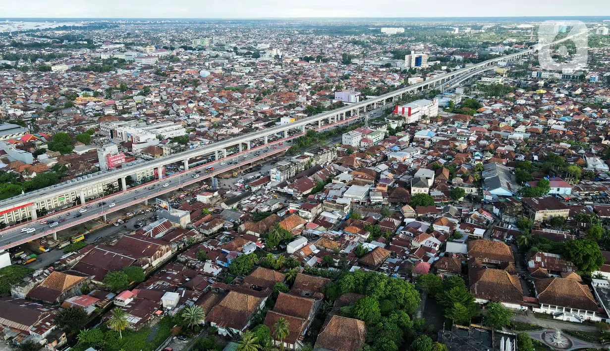 Foto udara menunjukkan pemandangan kota Palembang, Sumatera Selatan, Minggu (12/3/2023). Target ini naik dari capaian kunjungan wisatawan pada 2022, yakni 1,5 juta wisatawana.(Liputan6.com/Herman Zakharia)