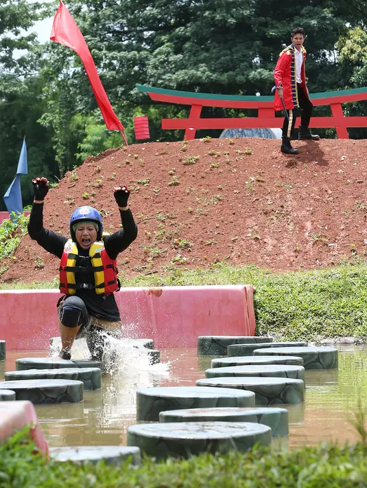 Rintangan Stepping Stone merupakan salah satu jenis rintangan yang ada dalam Takeshi’s Castle Indonesia. Di rintangan ini, para peserta harus menyebrangi danau buatan. Namun mereka harus melewati batu-batu. (Bambang E. Ros/Bintang.com)