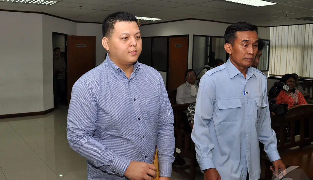 Teddy meminta agar dia dijadikan KPK sebagai justice collaborator atau pelaku yang bekerja sama untuk membongkar indikasi penyimpangan di Kementerian Pembangunan Daerah Tertinggal, Pengadilan Tipikor, Jakarta, Senin (13/10/2014) (Liputan6.com/Miftahul Hay