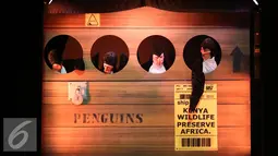 Para Penguins beraksi di pertunjukan drama musikal Madagascar Live! di ICE BSD, Serpong, Tangerang (5/5). Pertunjukkan ini menghadirkan cerita persahabatan yang dibawakan oleh tokoh para hewan dari kebun binatang. (Liputan6.com/Herman Zakharia)