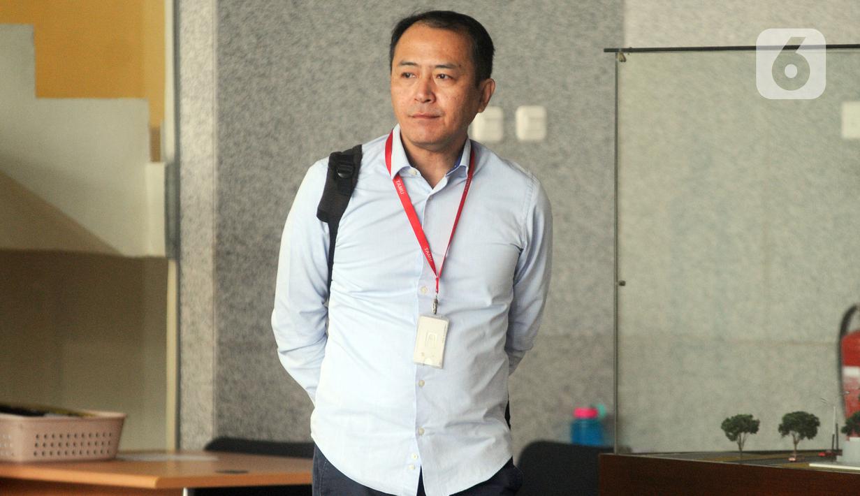 Mantan Presiden Direktur PT Lippo Cikarang Bartholomeus Toto bersiap menjalani pemeriksaan di gedung KPK, Jakarta, Rabu (20/11/2019). Bartholomeus Toto diperiksa sebagai tersangka kasus suap pengurusan perizinan proyek pembangunan Meikarta di Kabupaten Bekasi, Jawa Barat. (merdeka.com/Dwi Narwoko)