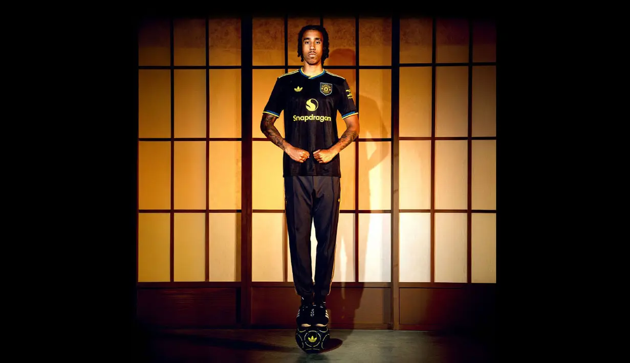 Garis-garis vertikal tipis dipadukan dengan logo Adidas trefoil menegaskan kesan retro pada jersey tersebut. (@ManUtd)