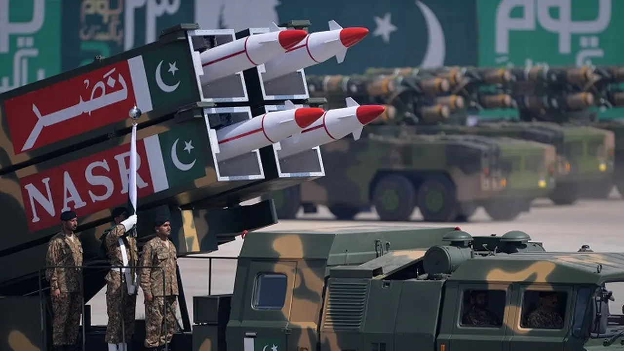 Personil militer Pakistan berdiri di samping rudal Nasr selama parade militer Hari jadi Pakistan di Islamabad (AFP)