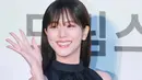 Dalam balutan gaun hitam bermotif floral khas Dior, Jisoo tampil memesona dengan gaya rambut berponi yang mempertegas kesan youthful dan elegan. [@actressjisoo24].