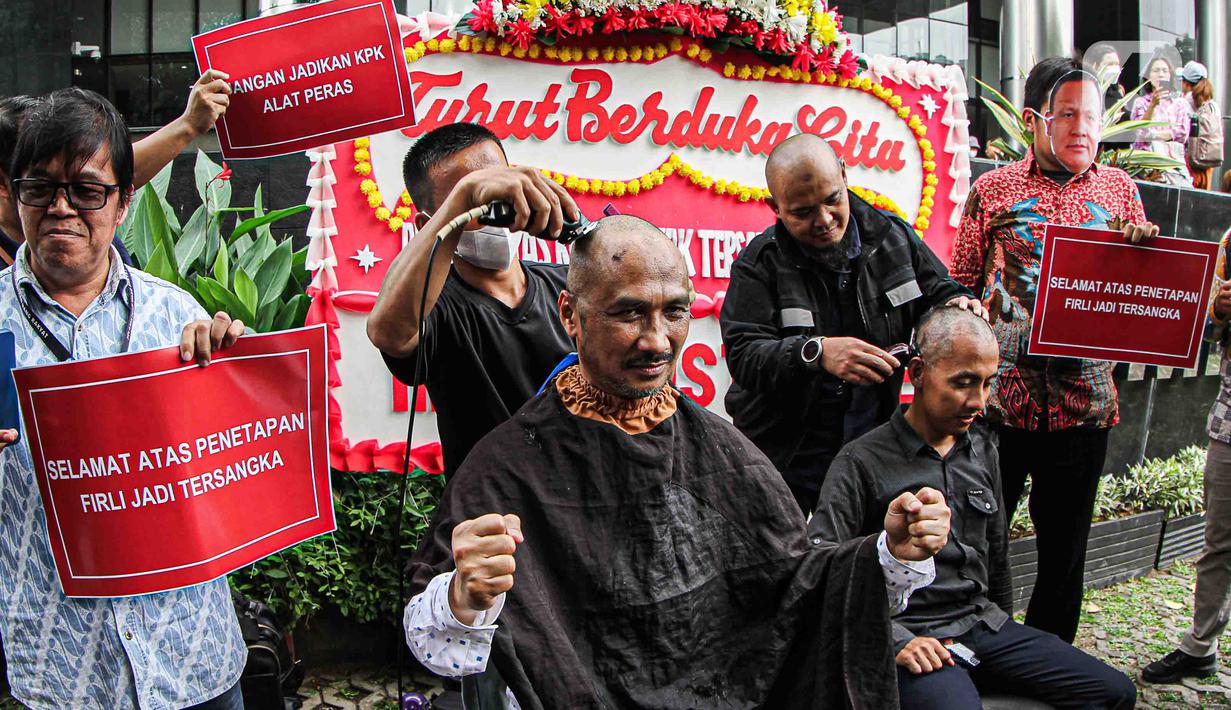 Aksi tersebut sebagai dukungan kepada kepolisian untuk terus mengungkap kasus terkait dugaan pemerasan oleh Ketua KPK Firli Bahuri terhadap mantan Menteri Pertanian Syahrul Yasin Limpo. (Liputan6.com/Faizal Fanani)