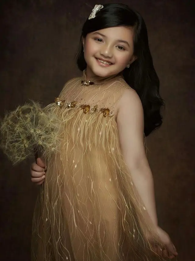 7 Ide Model Baju Anak Brokat Kombinasi Satin ala Anak Artis Indonesia, Cocok untuk ke Pesta