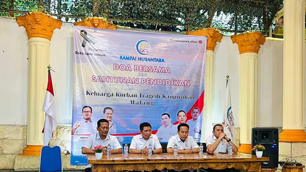 Ketua Umum Rampai Nusantara Mardiansyah bersama Wakil Ketua Umum Denny Cagur menyerahkan bantuan kepada keluarga korban di Kota Malang, pada Jumat, 11 November 2022 (Istimewa)