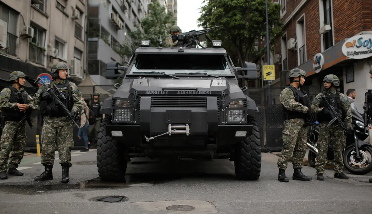 Petugas kepolisian perbatasan memblokir jalan di Buenos Aires, Argentina, Kamis (29/11). Ribuan polisi dan agen keamanan menjaga 20 delegasi pemimpin dunia selama KTT G20. (AP Photo/Sebastian Pani)
