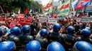 Sejumlah orang menggelar aksi protes di depan Kedutaan Besar AS di Manila, Jumat (28/4). Demonstran memprotes dugaan penguasaan oleh Amerika Serikat, Jepang dan China atas Asia Tenggara. (AP Photo / Bullit Marquez)