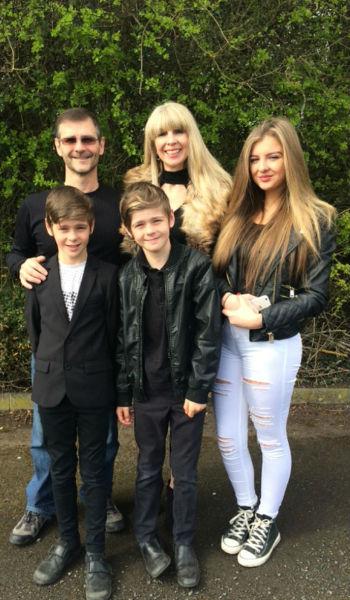 Foto Julie bersama keluarga, anak-anaknya tampak begitu cantik dan ganteng-ganteng ya, Ladies? | mirror.co.uk