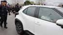 Pemain Brasil, Dani Alves mengendarai mobilnya saat meninggalkan penjara Brians 2 di San Esteban Sasroviras, Barcelona, Spanyol, 25 Maret 2024. Alves bebas dari penjara setelah membayar uang jaminan 1 juta euro ke Pengadilan Barcelona. (AFP/Lluis Gene)