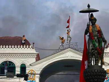 Para demonstran terlihat di atap Singha Durbar, gedung administratif utama pemerintah Nepal, di Kathmandu pada 9 September 2025. (Prabin RANABHAT/AFP)