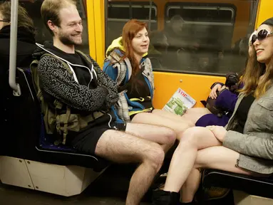 Penumpang kereta terlihat tidak memakai celana saat berpartisipasi dalam "No Pants Subway Ride" di Wina, Austria, (10/1/2016). Acara tahunan ini digelar di berbagai negara khususnya naik kereta tanpa mengenakan celana. (AFP/Georg Hochmuth)
