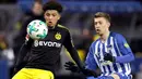 Pemain Borussia Dortmund, Jadon Sancho berebut bola dengan pemain Hertha Berlin, Mitchell Weiser dalam lanjutan Bundesliga di Olympiastadion Berlin, Sabtu (20/1). Borussia Dortmund hanya mampu bermain imbang 1-1 melawan Hertha Berlin. (AP/Michael Sohn)