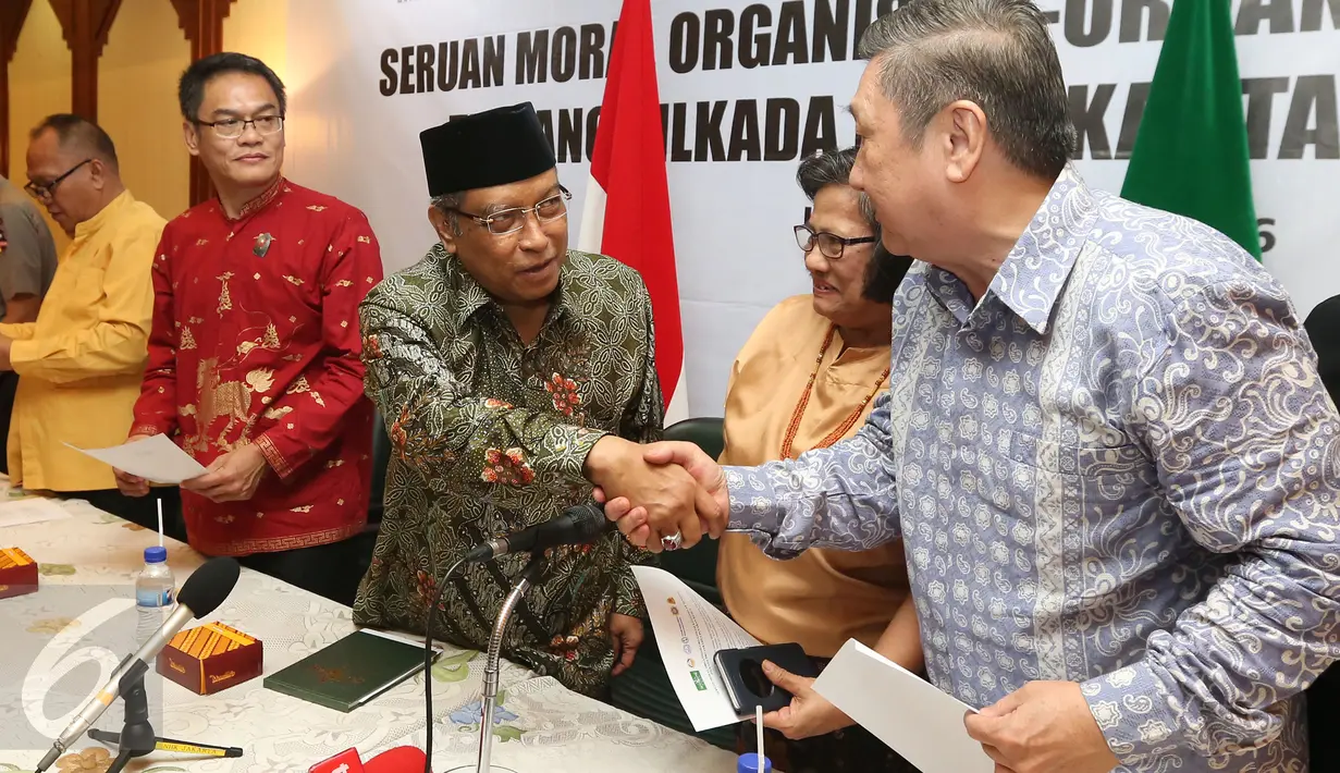 Said Aqil Siradj bersalaman dengan pemuka agama lain usai pembacaan seruan moral di Jakarta, Senin (17/4). Sejumlah organisasi keagamaan menyerukan untuk menjaga keamanan, kedamaian terkait Pilkada DKI Jakarta putaran kedua. (Liputan6.com/Johan Tallo)
