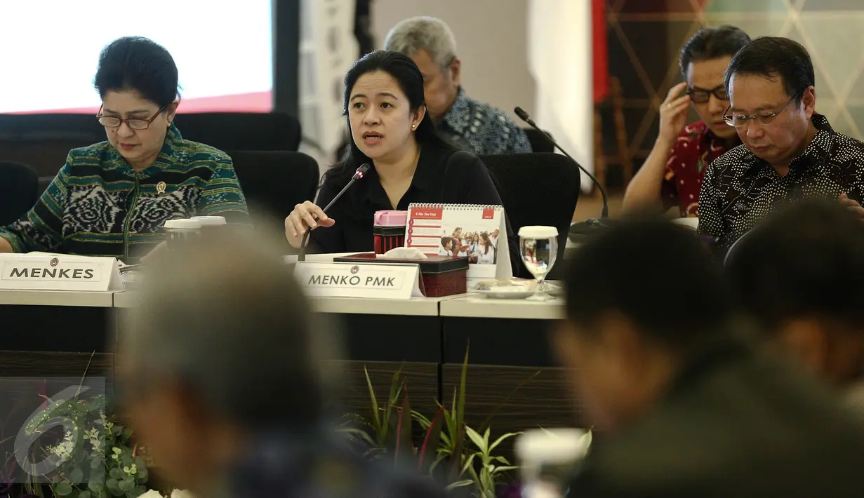 Menko PMK Puan Maharani memimpin rapat koordinasi bersama tingkat menteri di Kementerian PMK, Jakarta, Jumat (2/9). Rapat koordinasi tersebut terkait antisipasi banjir dan tanah longsor. (Liputan6.com/Faizal Fanani)