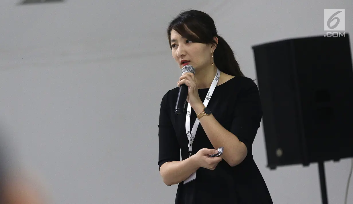 Business Development Manager TUV Grace Yang saat menjadi pembicara dalam Indonesia Long Range Conference (IDLoRaCon) 2019 di Function Hall Emtek City, Jakarta, Rabu (14/8/2019). IDLoRaCon 2019  merupakan konferensi tahunan untuk mendukung ekosistem LoRa. (Liputan6.com/Herman Zakharia)