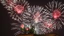 Kembang api menghiasi patung Quadriga di pintu masuk Brandenburg pada malam pergantian tahun di Berlin, Jerman, Minggu (1/1). Sebagian besar negara merayakan datangnya tahun baru 2017 dengan pesta kembang api. (REUTERS/Fabrizio Bensch)