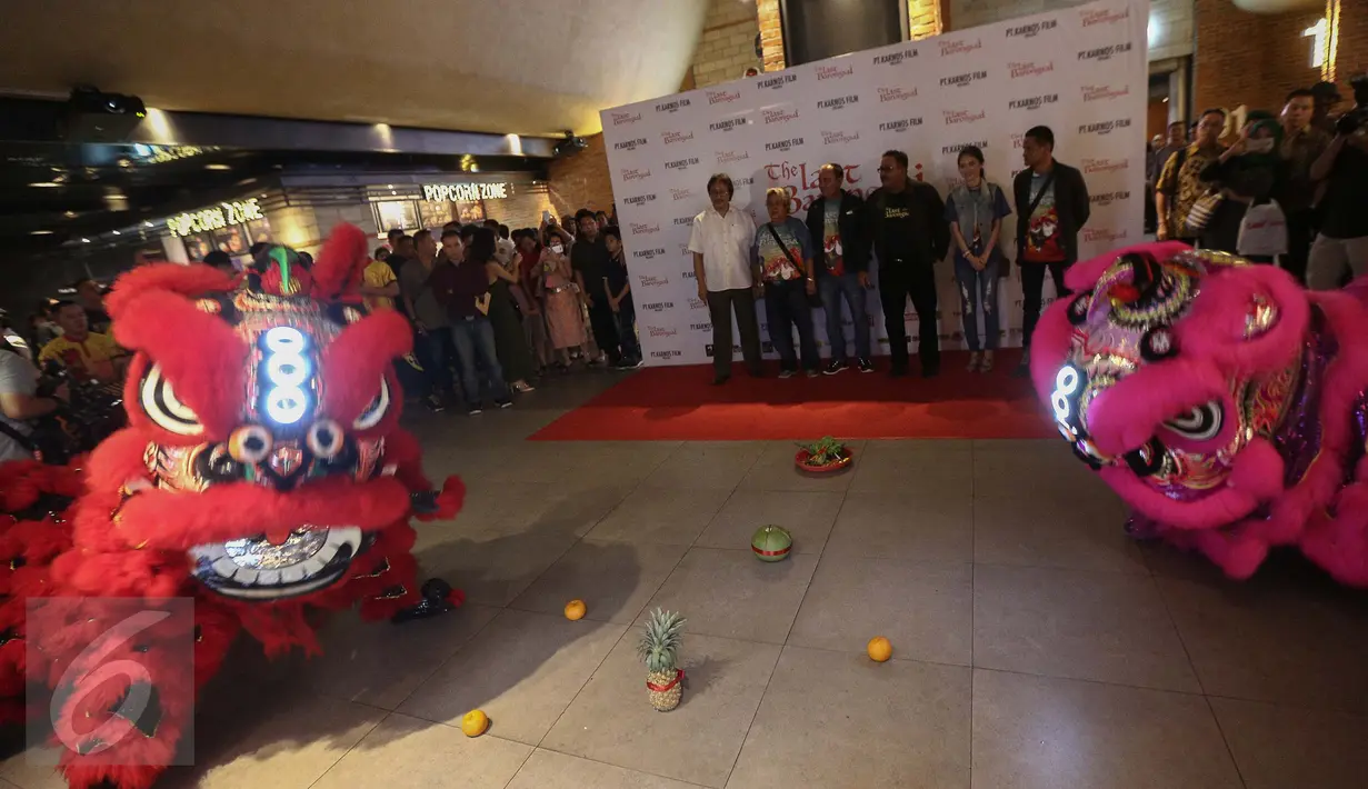 Aksi barongsai saat pemutaran perdana Film berjudul ‘The Last Barongsai’ di Jakarta, Jumat (20/1). Film ini dibintagi oleh Dion dan Aziz Gagap, Tyo Pakusadewo, Rano Karno, dan Furry Citra Dellina. (Liputan6.com/Faizal Fanani)