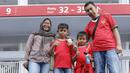 Suporter asal Purwakarta, Yuli dan keluarga bepose di SUGBK, Senayan, Jakarta, Minggu (14/1/2018). Selain untuk menyaksikan laga Indonesia Vs Islandia, kehadiran para suporter juga karena ingit melihat wajah baru SUGBK. (Bola.com/M Iqbal Ichsan)
