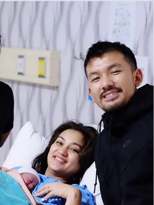 "Sempet kepanikan, sempet pas disuruh ngeden nggak lama, tapi aku ngerasanya lama. Dokter bilang itu biasa karena anak pertama," tutur Rio yang memberi nama anaknya, Salma Jihane Putri Dewanto. (Instagram/riodewanto)