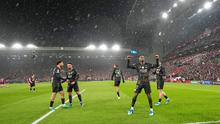 Pemain PSG Ousmane Dembele (kanan) merayakan gol pada laga leg kedua perempat final Liga Champions antara Liverpool vs PSG di Liverpool, Inggris, Selasa, 14 April 2026. (AP Photo/Jon Super)