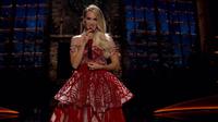 Carrie Underwood mengenakan gaun rancangan Diana M Putri dalam konser My Gift bersama John Legend. (dok. Diana Couture)