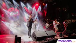 Para pengunjung bernyanyi bersama saat Guyon Waton tampil dalam KapanLagi Buka Bareng 2023 di Senayan Pak, Jakarta, Sabtu (1/4/2023). (Liputan6.com/Faizal Fanani)