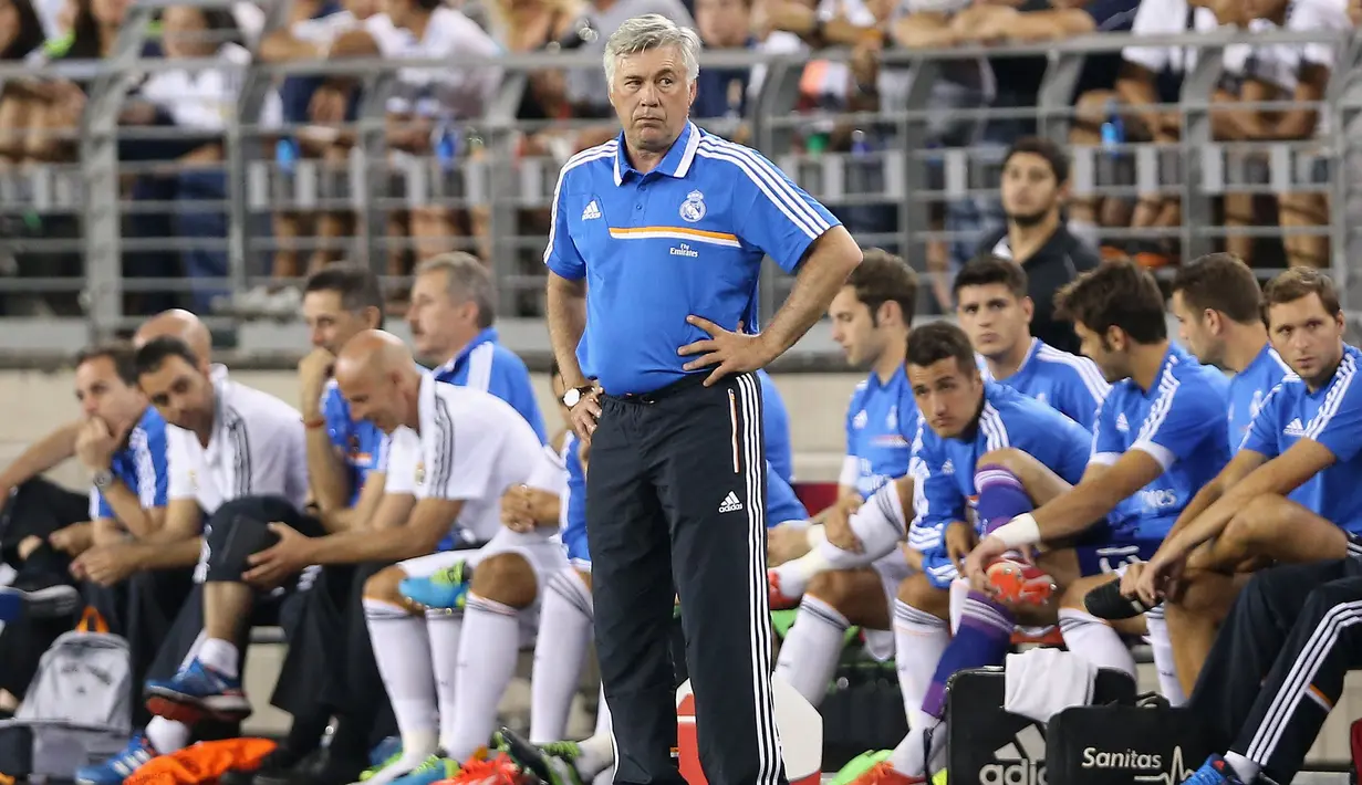Pelatih Real Madrid Carlo Ancelotti menyaksikan pemainnya melawan Los Angeles Galaxy pada pertandingan ICC di University of Phoenix Stadium, Glendale 1 Agustus 2013. Di Madird, Ancelotti memberi gelar Liga Champions ke-10, Copa del Rey, Piala Super Eropa, dan Piala Dunia Antarklub. (Petersen/ AFP)